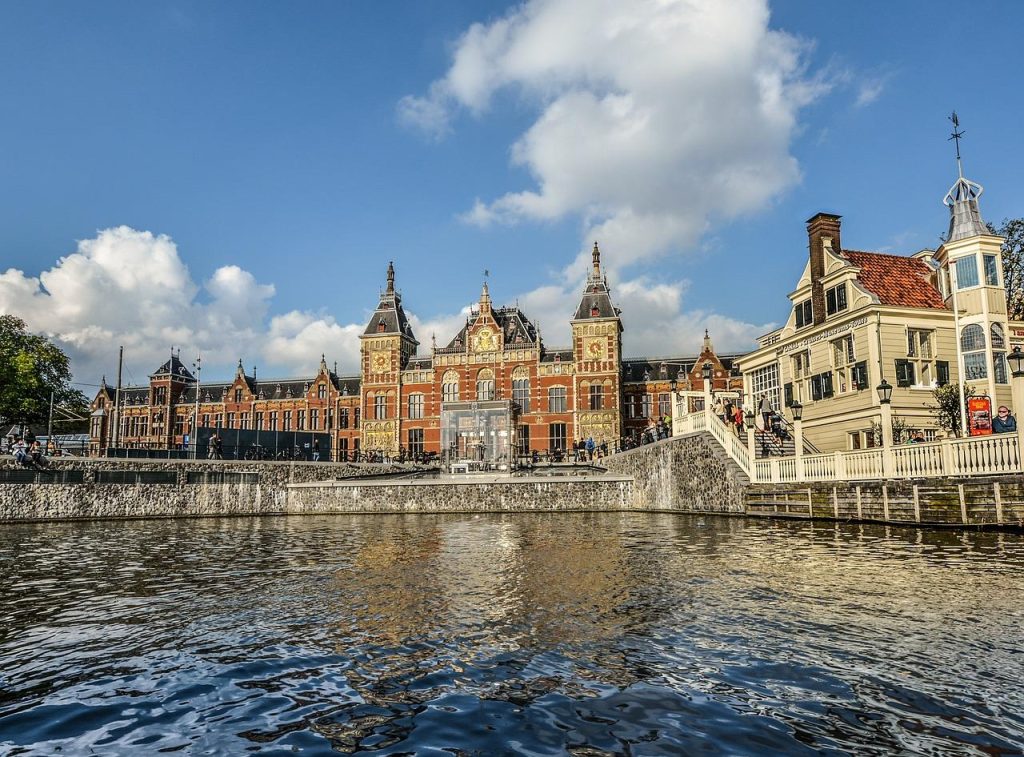 Illustratie van huis verkopen via vastgoedhandelaar in Nederland met nadruk op snelheid en gemak