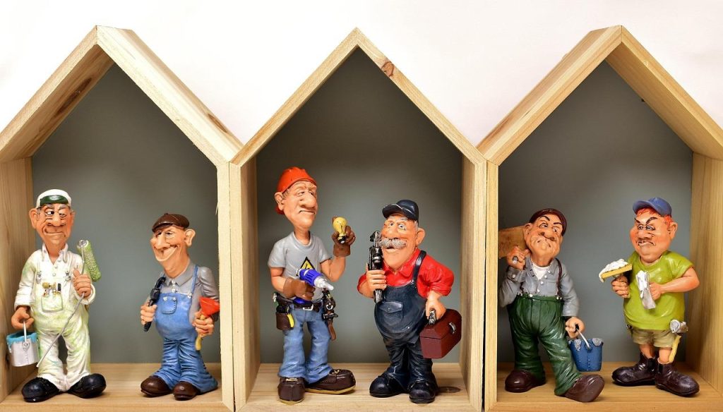 Speelhuisje wrappen met folie: kleurrijke decoratiefolie voor het bekleden van een kinderhuisje