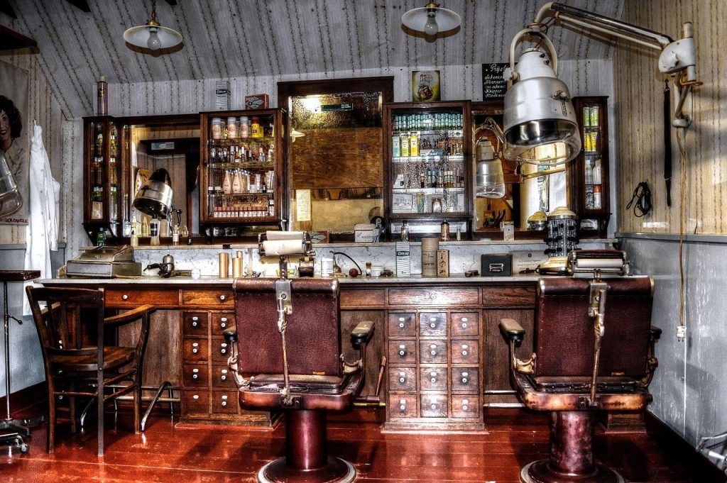Ervaren barbier in barbershop Nijmegen voert voorzichtig kapselwerk uit met aandacht voor detail en juiste afsteming